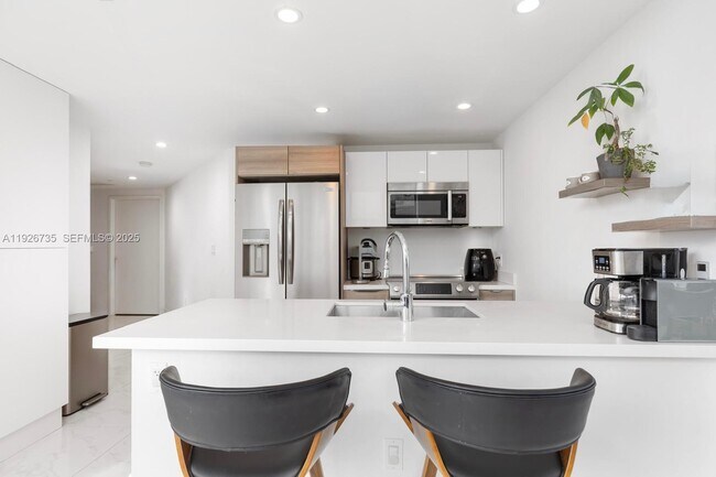 Building Photo - 9940 W Bay Harbor Dr