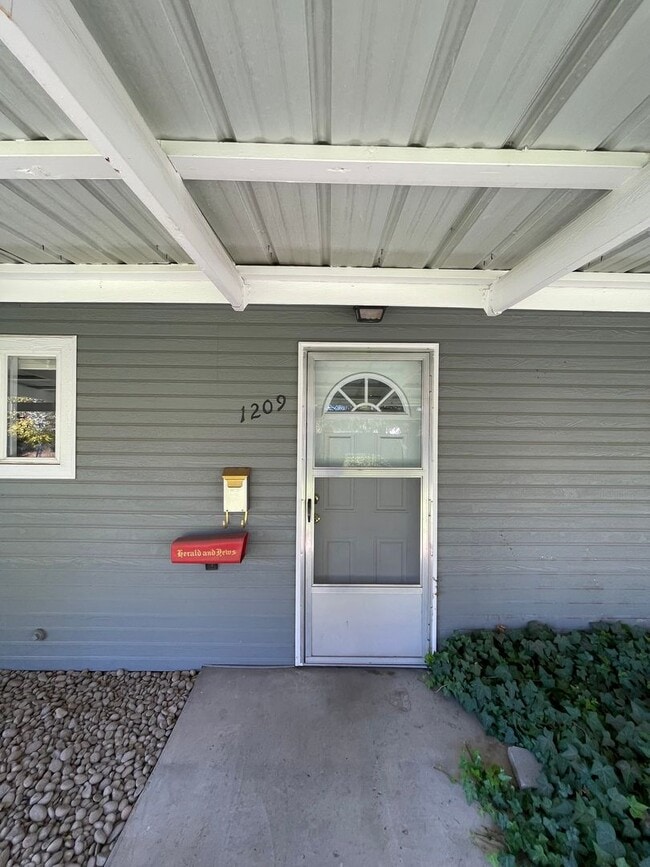 Primary Photo - Hard to find 2 bdrm, 1.5 bath unit with wa...