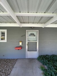 Building Photo - Hard to find 2 bdrm, 1.5 bath unit with wa...
