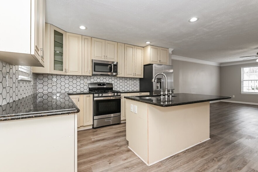 Building Photo - 425 Village Bluff Dr