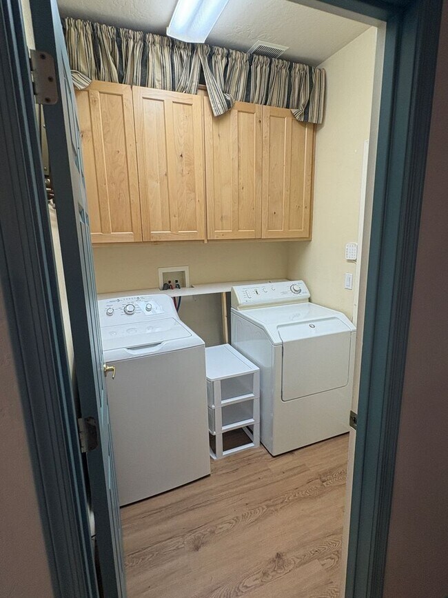 Building Photo - 110 E Bighorn Ct