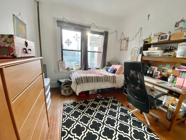 Building Photo - 240 N Harvard St