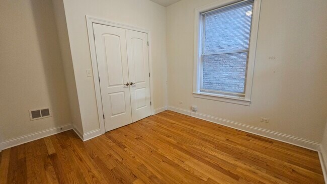 Building Photo - 3337 N Halsted St