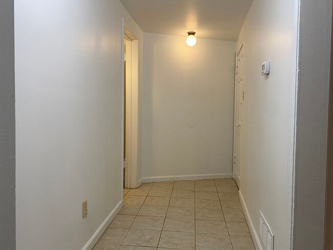 Building Photo - 1212 E 19th St