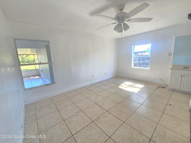 Building Photo - 771 Onyx Dr NE