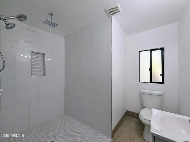 Building Photo - 2443 E Earll Dr