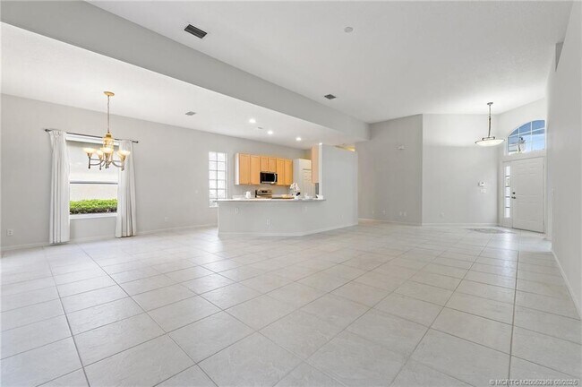 Building Photo - 1327 NW Mossy Oak Way