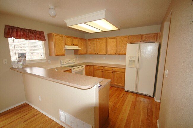 Building Photo - Spacious 4 Bedroom Home with Finished Basement, Vaulted Ceilings & Huge Fenced Yard