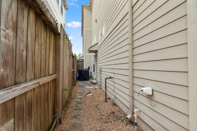Building Photo - 1616 W 25th St