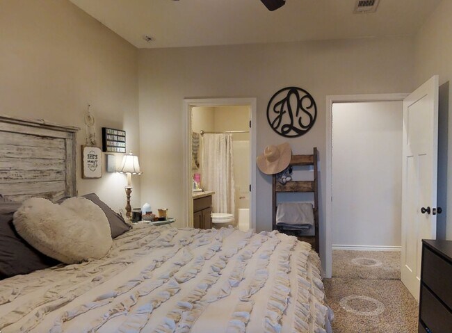 Building Photo - 1112 Oney Hervey Dr