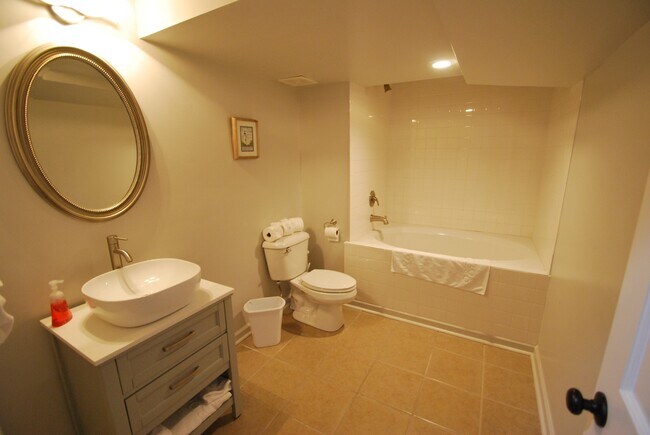 Building Photo - 13 Tanglewood Dr