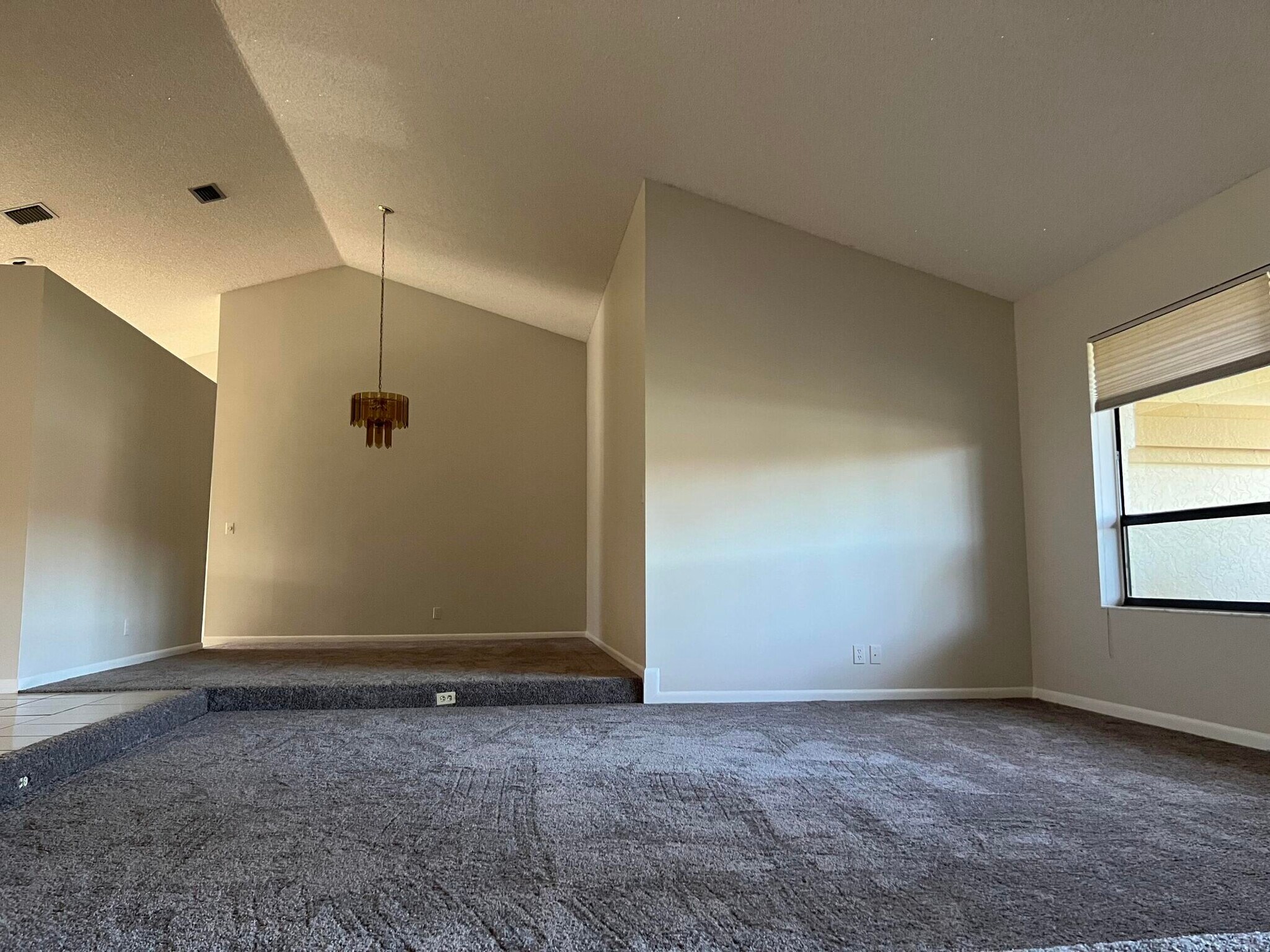 Building Photo - 9775 Sun Pointe Dr
