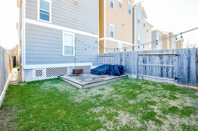 Building Photo - 1223 W 19th St