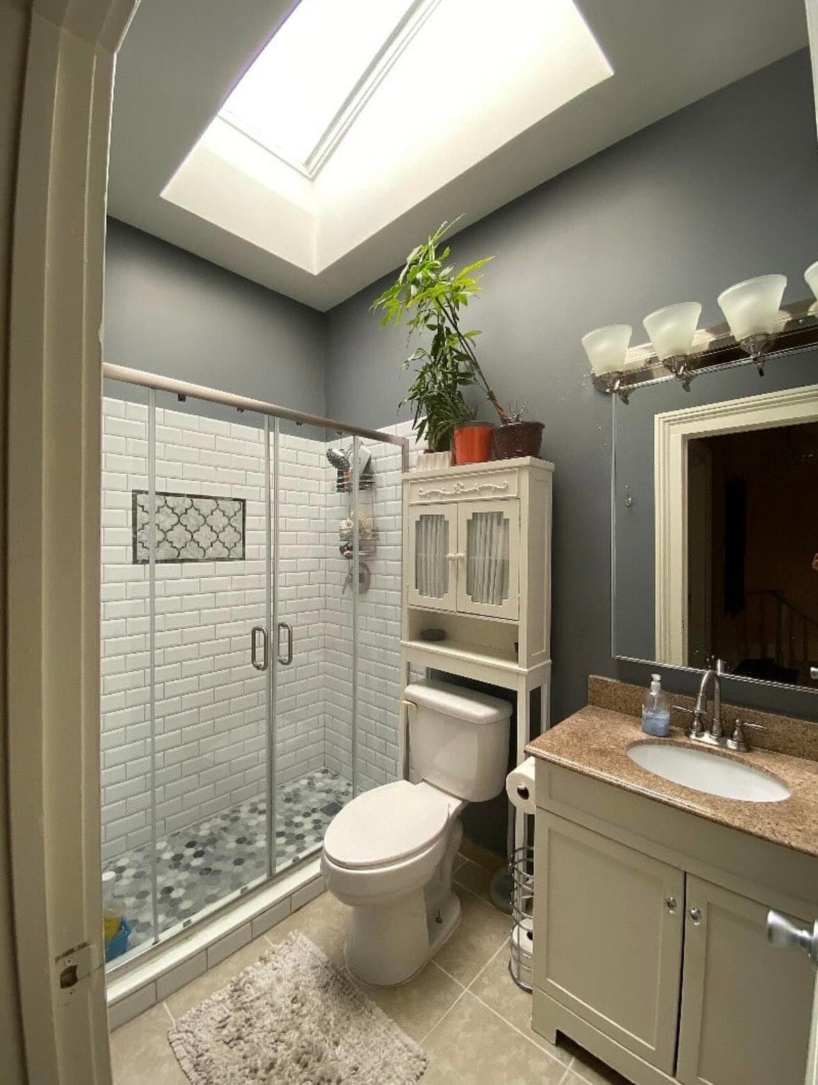 Building Photo - 124 E Oak St