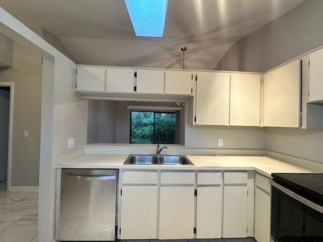 Building Photo - COZY 2/2 DUPLEX