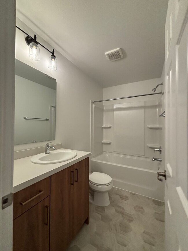 Building Photo - 3 Bed 3 Bath Townhome