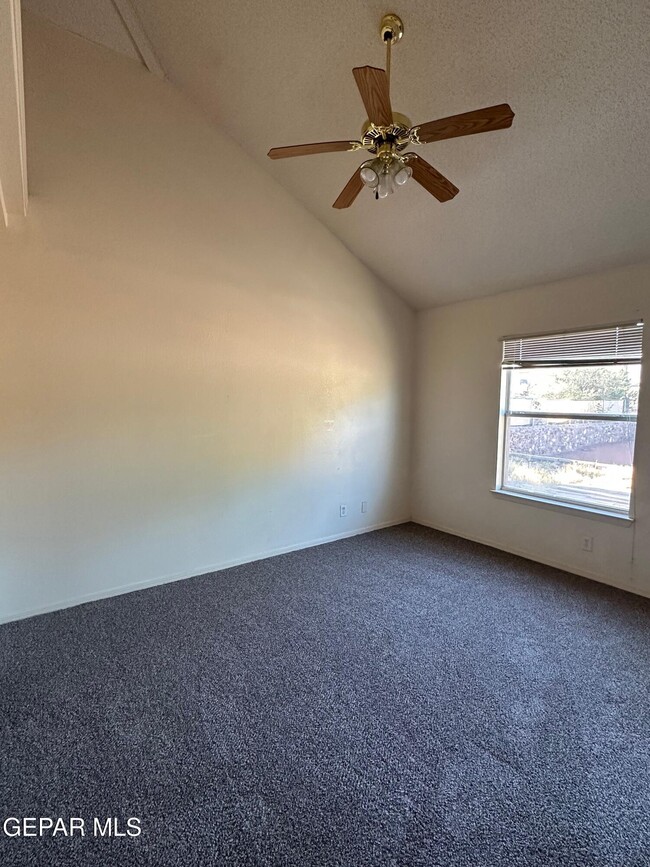 Building Photo - 380 Jardin Bello Ave