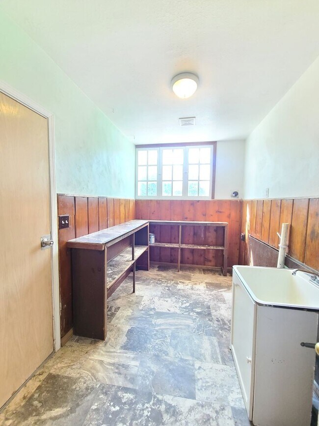 Building Photo - $2,200- 4 Bed / 2 Bath House on an Almost ...