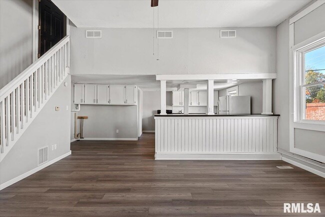 Building Photo - 201 E Main St