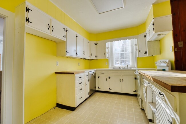 Building Photo - Beautiful 4 Bedroom Farm House