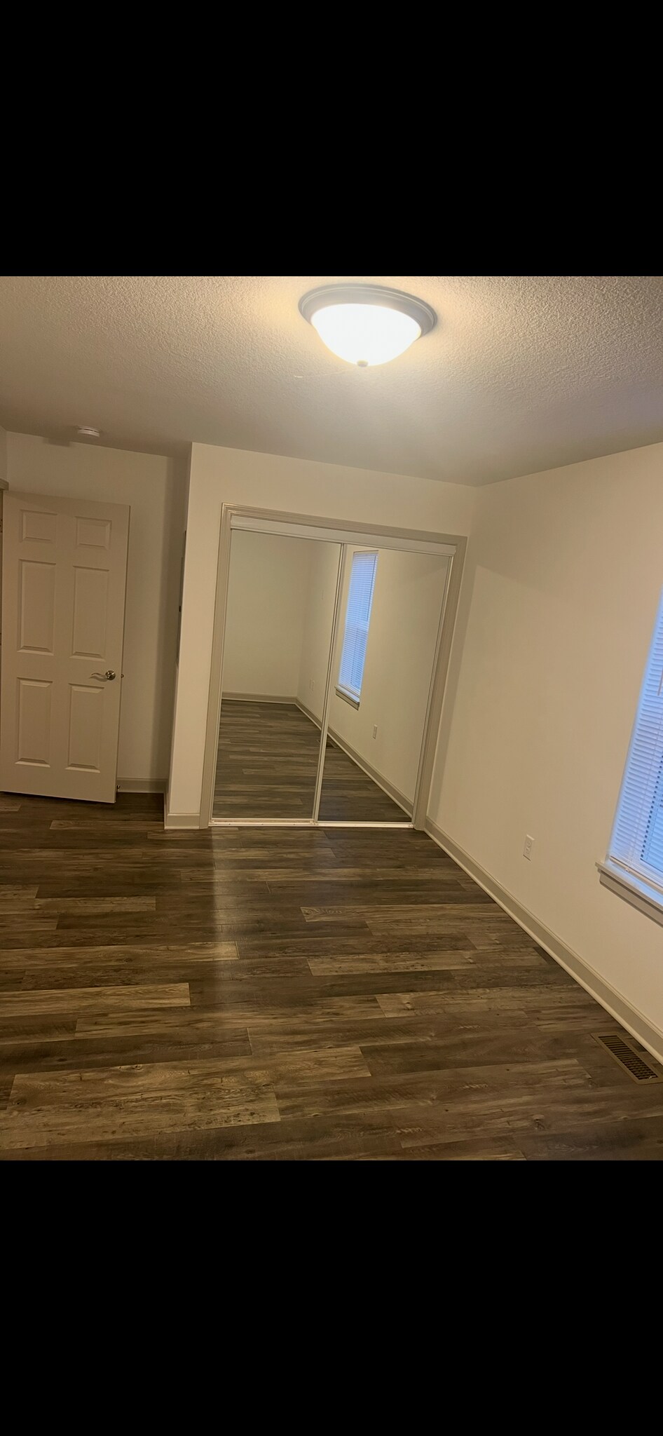 Building Photo - 465 Stewart Ct