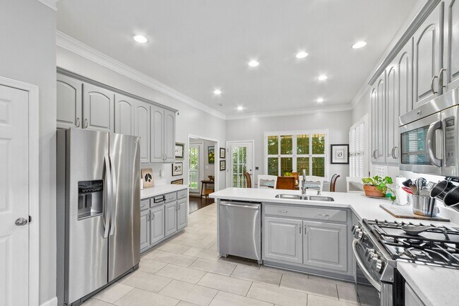 Building Photo - Beautiful 5 Bed 3.5 Bath Home! Available Summer 2026! Book Your Tour Today!