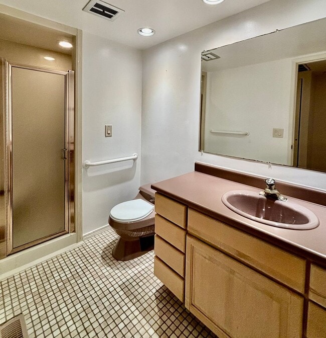 Building Photo - 3 Bed / 2.5 Bath Bellevue rambler $3,895/month