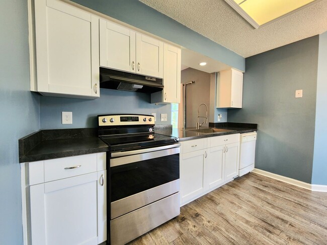 Building Photo - End Unit Townhouse in Chimny Hill