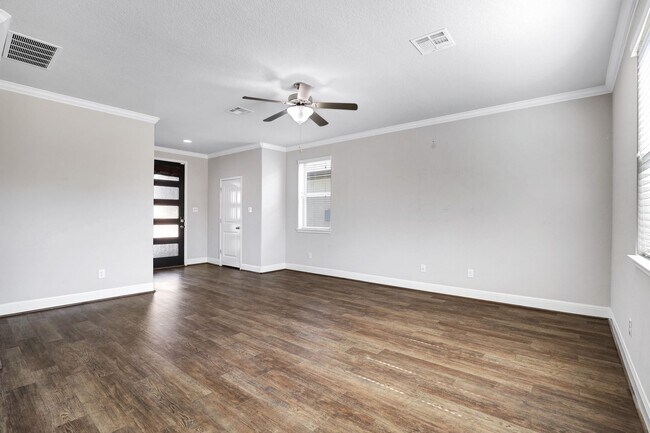 Building Photo - STEUBING FARM - ENCLAVE! 3BD/2.5BA Immaculate - Must See!!