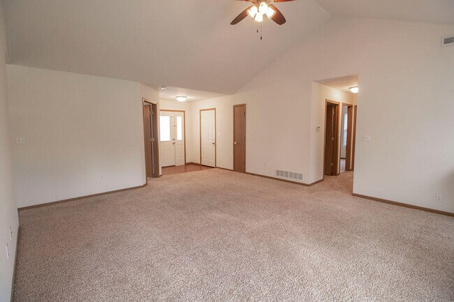 Building Photo - 1601 Smiley Ln