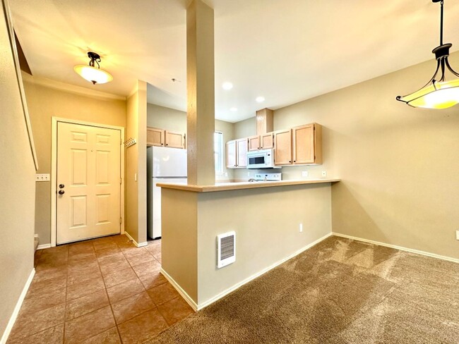 Building Photo - 2Bd/2.25Ba Mukilteo Condo