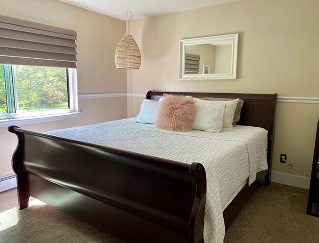 Building Photo - Fully Furnished 2B/1B Condo Available Now!