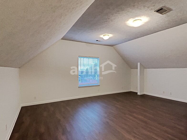 Building Photo - 2805 River Bend Dr