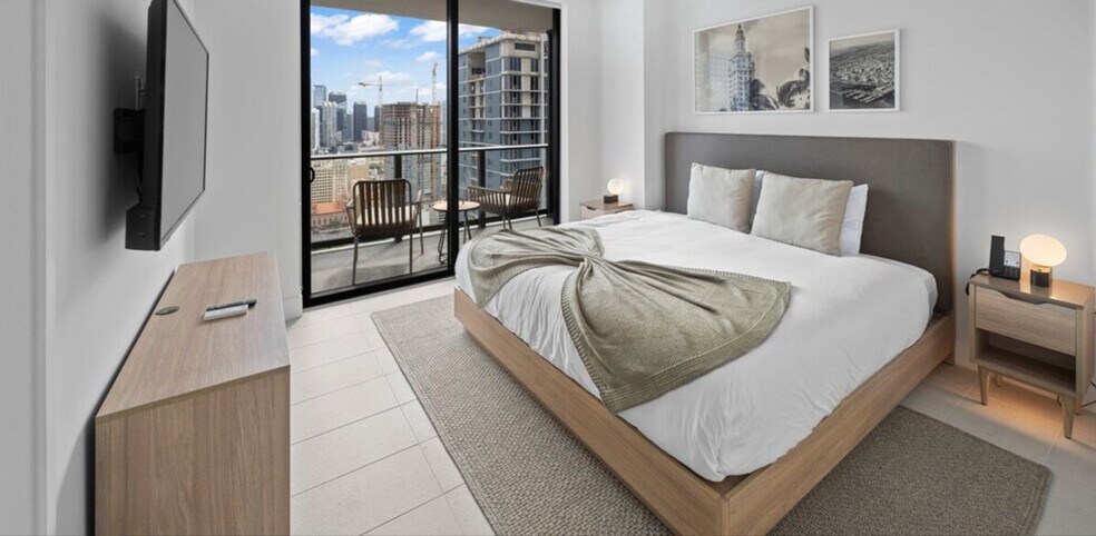 Building Photo - 701 NE 1st Ave