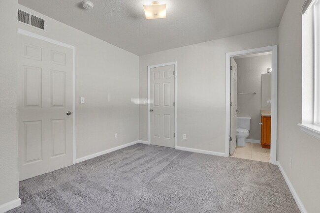 Building Photo - $2,350.00, 3 Bed, 2 bathroom located in De...