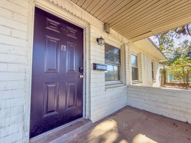 Building Photo - Cherokee Duplex