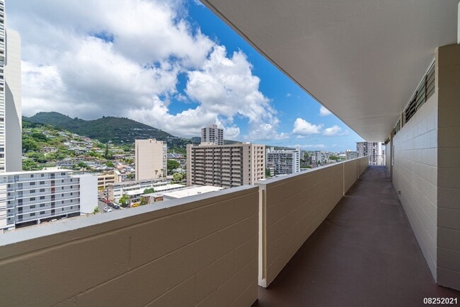 Building Photo - 1 Bed 1 Bath Camelot Condominium in Makiki