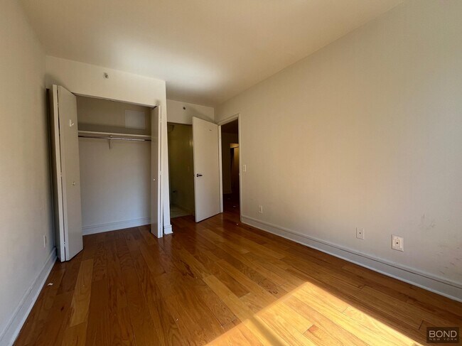 Building Photo - 323 W 96th St