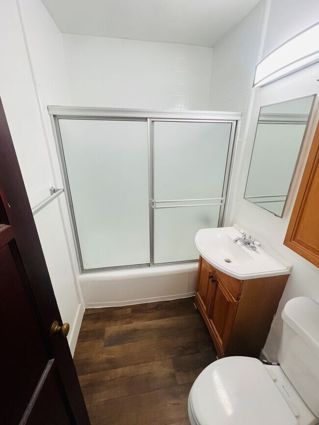 Interior Photo - 5919-5925 Crenshaw Blvd