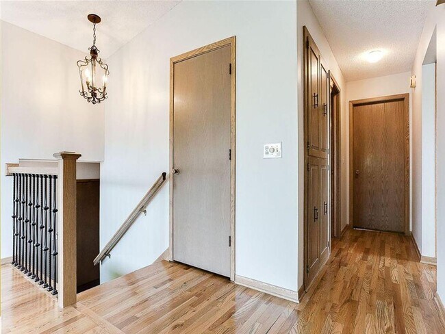 Building Photo - Spacious 4+ Bedroom with Vaulted Family Room, Fireplace, Panoramic Views, Bonus Room, Pets OK!