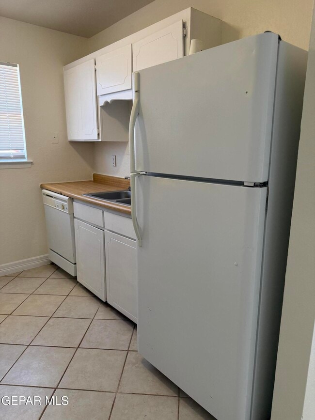 Building Photo - 8916 Leo St