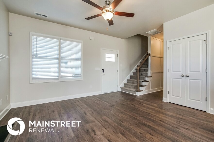 Building Photo - 187 Day Lily St