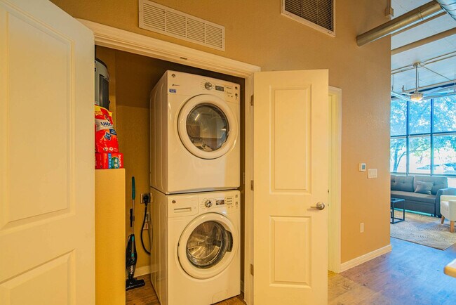 Building Photo - 1275 E University Dr