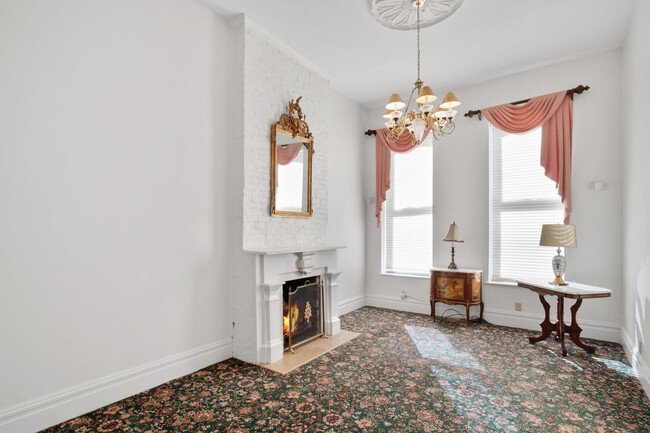 Building Photo - Charming Victorian Lafayette Square town home