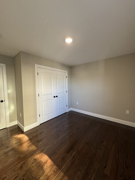 Building Photo - 515 Walnut St