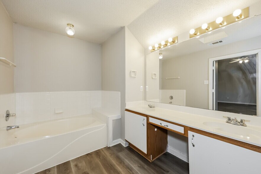 Building Photo - 5017 Eastcreek Dr