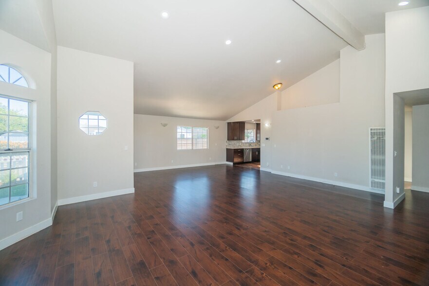 Living Room - 2801 Daisy Ave