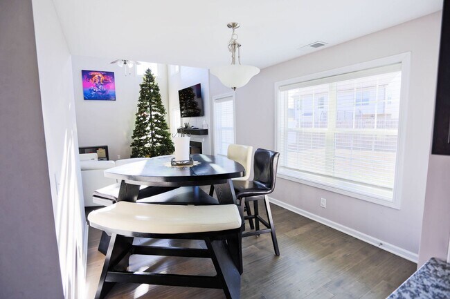 Building Photo - Beautiful Clarksville Rental