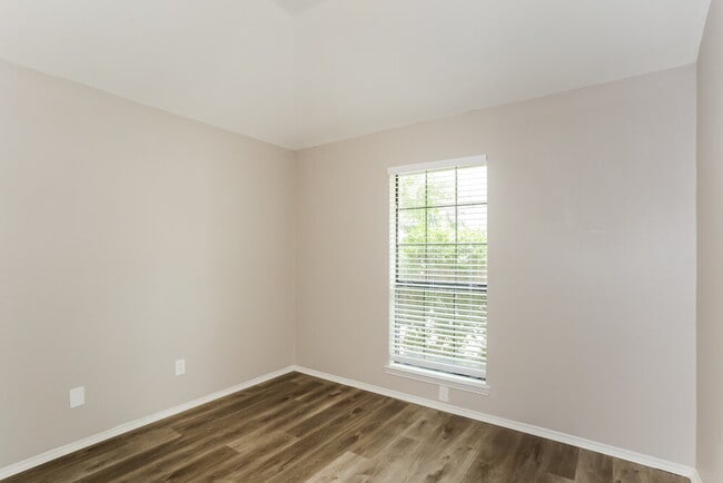 Building Photo - 6221 Valley Forge Ct