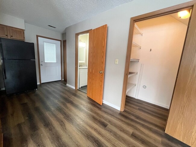 Building Photo - Spacious End Unit 2 Bed/1 Bath Townhome!